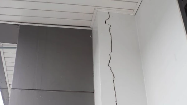 Pourquoi les murs se fissurent-ils et comment les éviter ?